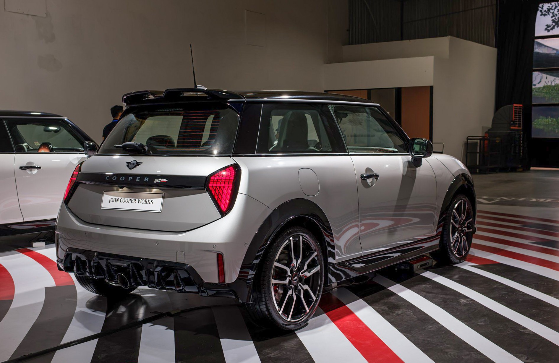 MINI Cooper phiên bản đặc biệt JCW công bố giá bán hơn 2,5 tỷ đồng tại Việt Nam - 3