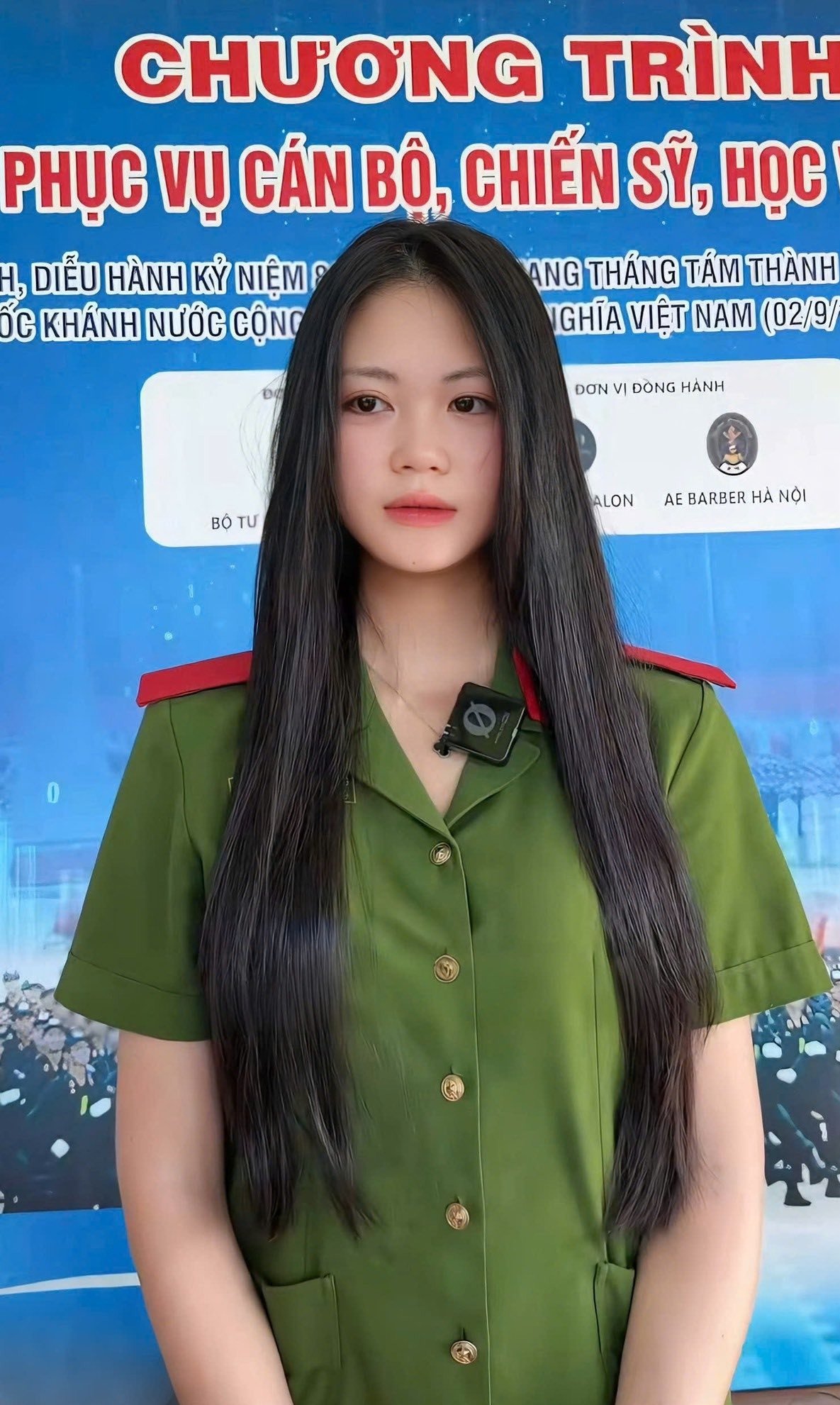 Nữ chiến sĩ khối Cảnh sát đặc nhiệm gây sốt với clip hiến tóc hút triệu lượt xem - 1