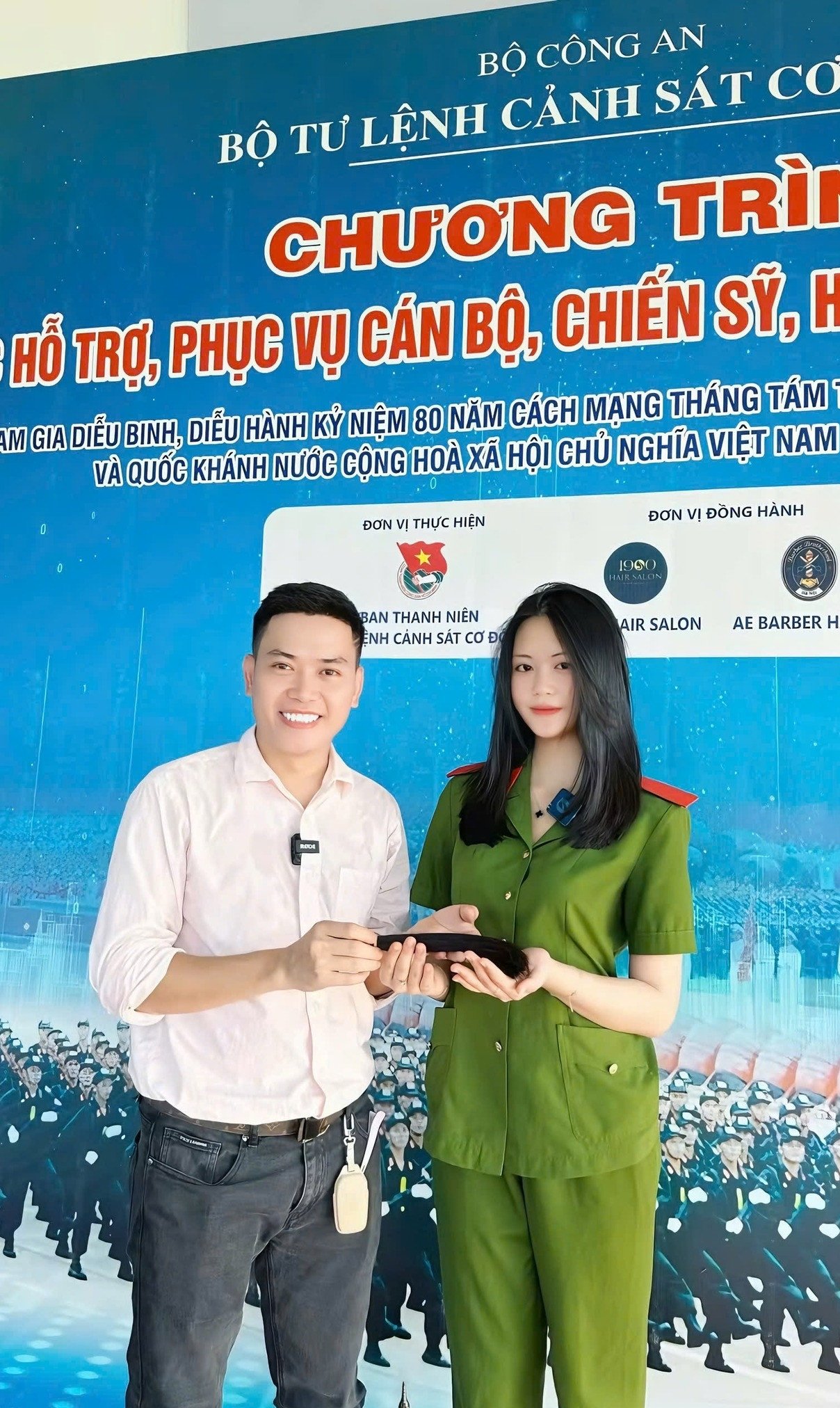 Hình ảnh nữ chiến sĩ tham gia hiến tóc gây sốt mạng xã hội
