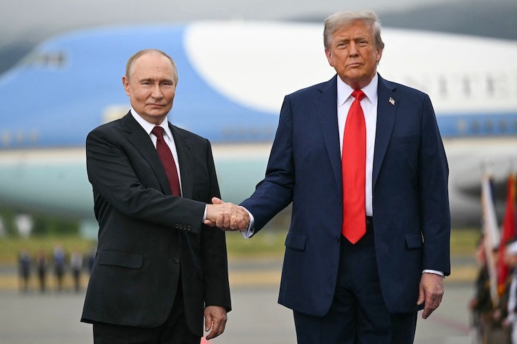 Ông Putin và ông Trump bắt tay trong cuộc gặp ở bang Alaska, Mỹ ngày 15/8. Ảnh: AFP