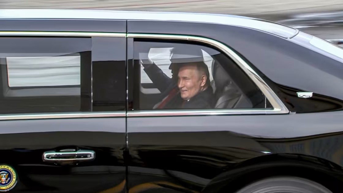 Ông Putin ngồi trong xe "Quái thú" cùng ông Trump. Ảnh: NBC News