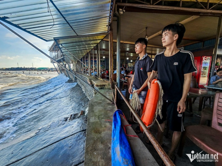 Anh Bùi Văn Tưởng (cầm phao) và Vũ Nguyên Giáp. Ảnh: Trọng Tùng