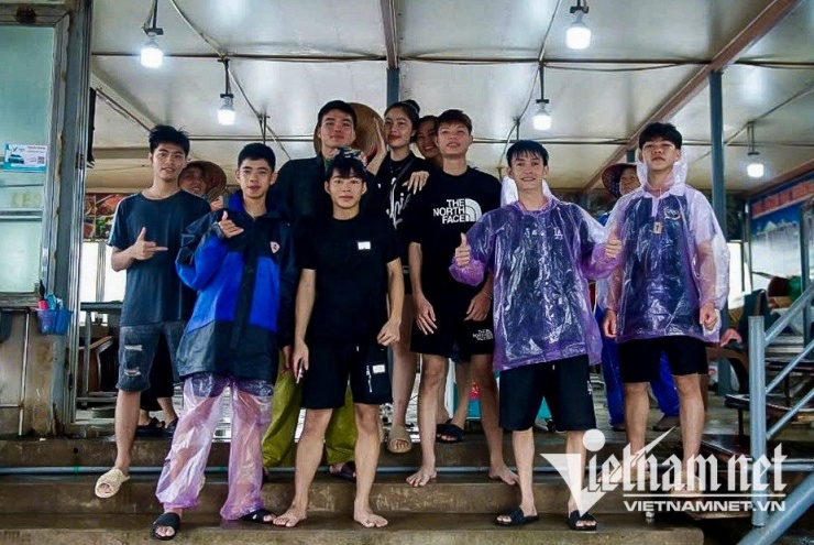 Nhóm cứu hộ tại khu vực Nhà thờ đổ. Ảnh: Trọng Tùng