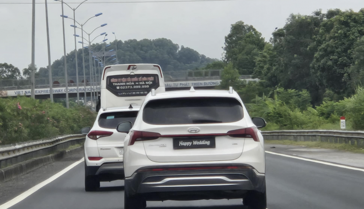 Xe Hyundai Santa Fe dùng chiêu lật biển số né phạt nguội trên cao tốc. 