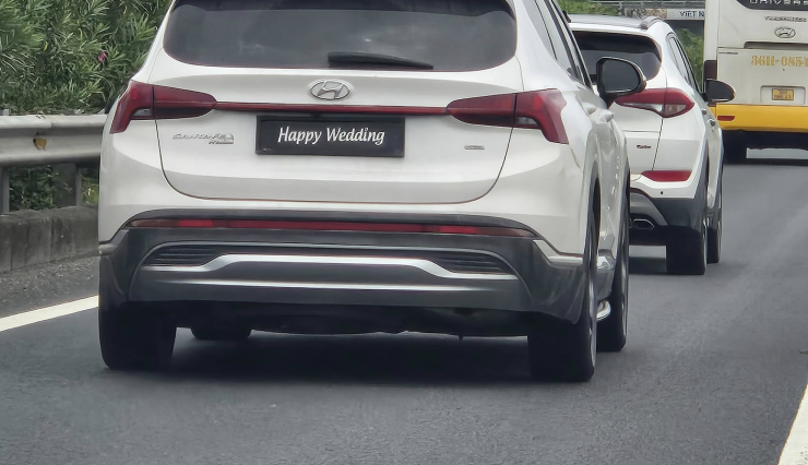 Cận cảnh biển in dòng chữ “Happy Wedding” trên chiếc Hyundai Santa Fe.