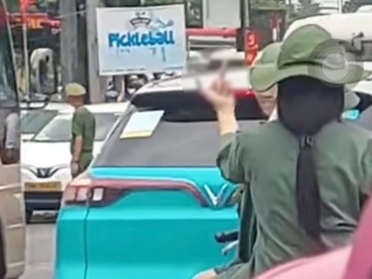 Học sinh có hành vi phản cảm khi đoàn xe A80 đi qua. Ảnh cắt từ clip