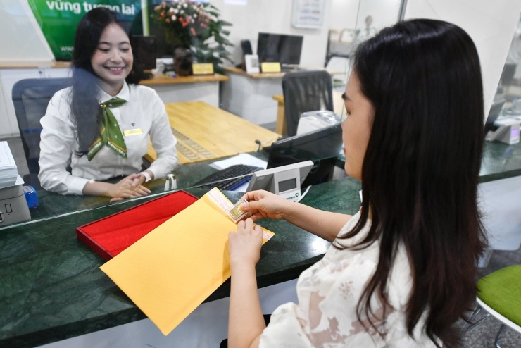 Nhiều nhà đầu tư phân vân chọn kênh đầu tư sinh lời. Ảnh: Nam Khánh