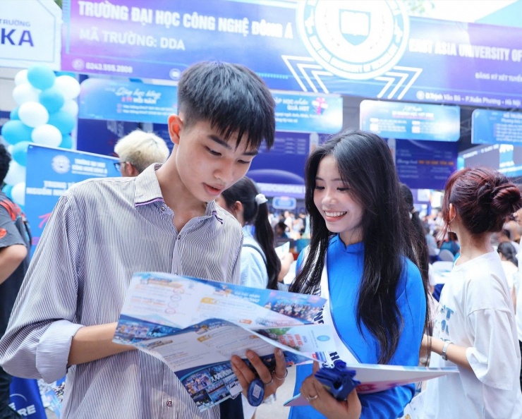 Thí sinh tìm hiểu thông tin đăng kí nguyện vọng năm 2025. Ảnh: NGHIÊM HUÊ