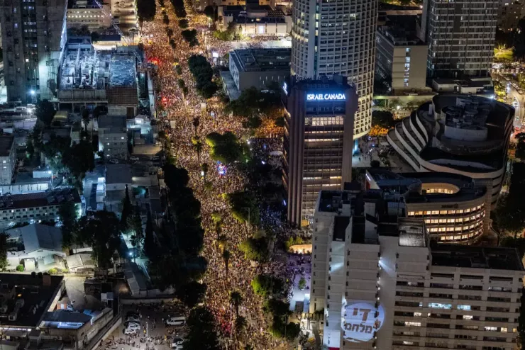 Người biểu tình tập trung tại Quảng trường Con tin ở Tel Aviv nhằm kêu gọi chính phủ chấm dứt xung đột ở Dải Gaza, ngày 17-8. Ảnh: Chaim Goldberg/ Flash90