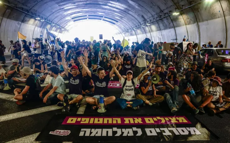 Người biểu tình tập trung trong một đường hầm giao thông tại Jerusalem, ngày 17-8. Ảnh: Menahem Kahana/AFP