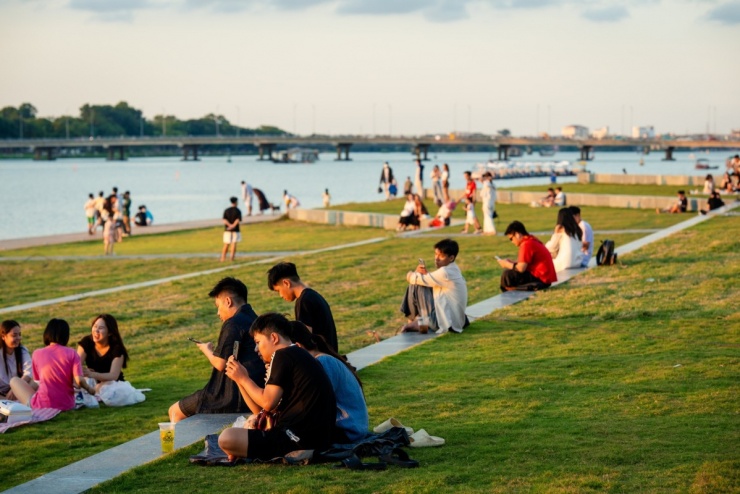 Bãi cỏ sông Hương hút khách hóng mát, ngắm hoàng hôn - 1