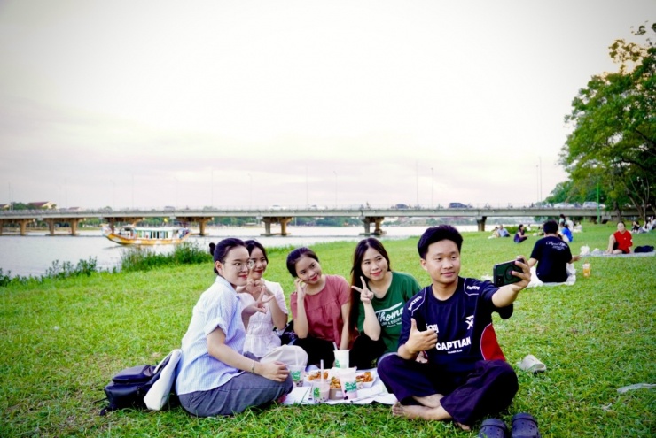 Bãi cỏ sông Hương hút khách hóng mát, ngắm hoàng hôn - 3