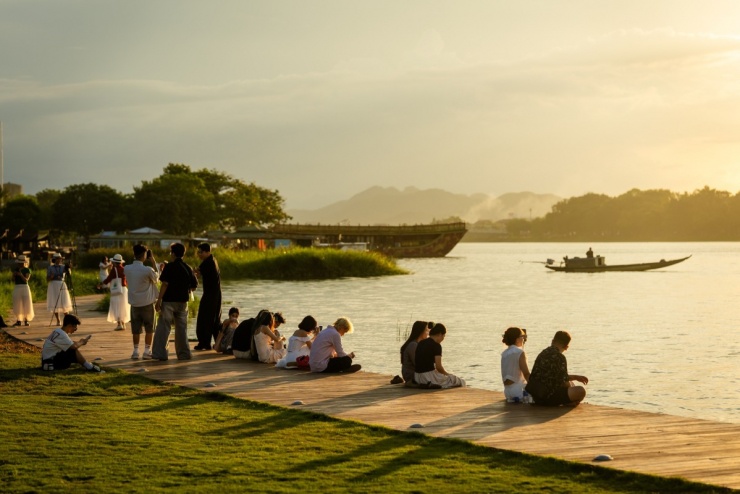 Bãi cỏ sông Hương hút khách hóng mát, ngắm hoàng hôn - 5