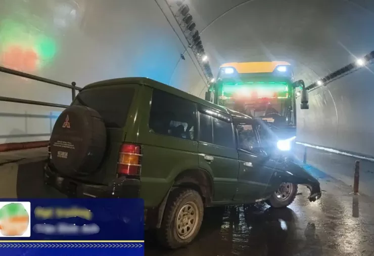 Hiện trường vụ va chạm giữa xe khách và ô tô con khiến 2 người tử vong. Ảnh: CTV