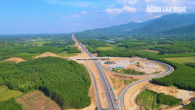 Ngắm đường cao tốc "xuyên núi, vượt sông" hơn 22.500 tỉ qua Quảng Trị trước giờ thông xe - 1