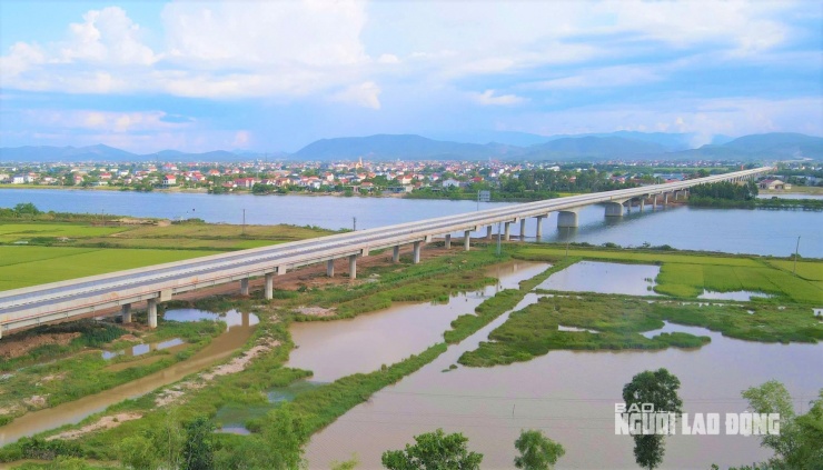 Ngắm đường cao tốc "xuyên núi, vượt sông" hơn 22.500 tỉ qua Quảng Trị trước giờ thông xe - 3