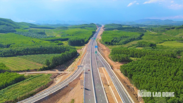 Ngắm đường cao tốc "xuyên núi, vượt sông" hơn 22.500 tỉ qua Quảng Trị trước giờ thông xe - 2