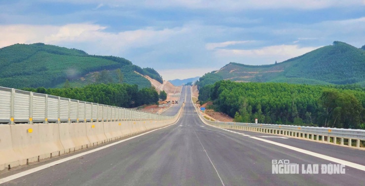 Ngắm đường cao tốc "xuyên núi, vượt sông" hơn 22.500 tỉ qua Quảng Trị trước giờ thông xe - 5