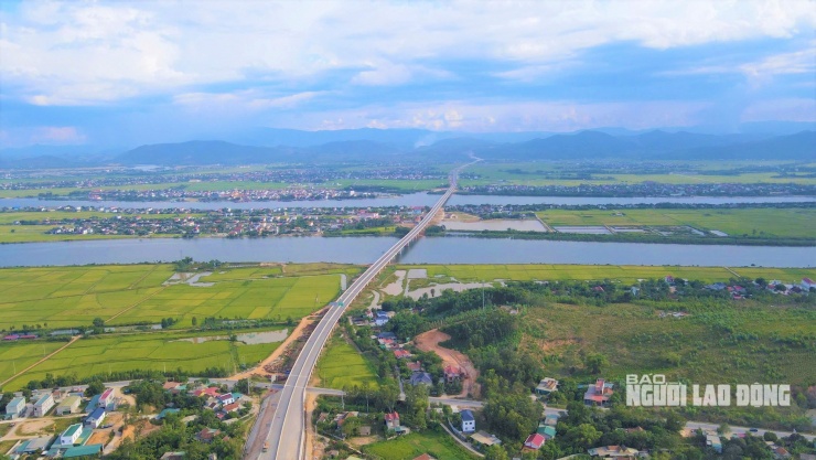 Ngắm đường cao tốc "xuyên núi, vượt sông" hơn 22.500 tỉ qua Quảng Trị trước giờ thông xe - 4