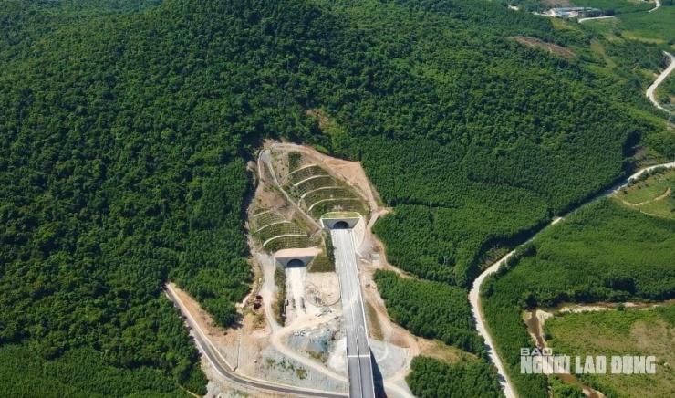 Ngắm đường cao tốc "xuyên núi, vượt sông" hơn 22.500 tỉ qua Quảng Trị trước giờ thông xe - 6