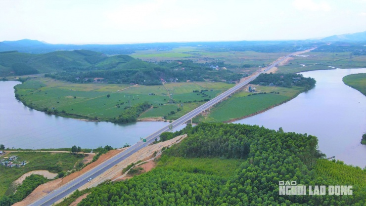 Ngắm đường cao tốc "xuyên núi, vượt sông" hơn 22.500 tỉ qua Quảng Trị trước giờ thông xe - 7
