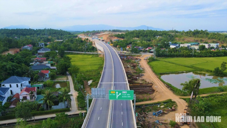 Ngắm đường cao tốc "xuyên núi, vượt sông" hơn 22.500 tỉ qua Quảng Trị trước giờ thông xe - 8
