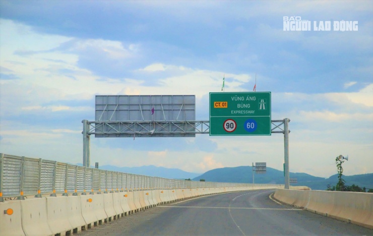 Ngắm đường cao tốc "xuyên núi, vượt sông" hơn 22.500 tỉ qua Quảng Trị trước giờ thông xe - 12