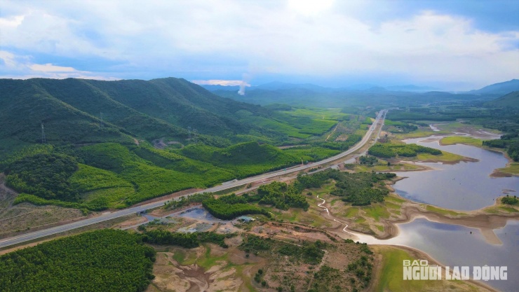 Ngắm đường cao tốc "xuyên núi, vượt sông" hơn 22.500 tỉ qua Quảng Trị trước giờ thông xe - 13