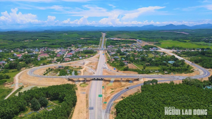 Ngắm đường cao tốc "xuyên núi, vượt sông" hơn 22.500 tỉ qua Quảng Trị trước giờ thông xe - 14