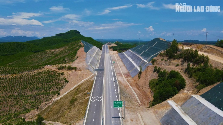 Ngắm đường cao tốc "xuyên núi, vượt sông" hơn 22.500 tỉ qua Quảng Trị trước giờ thông xe - 16