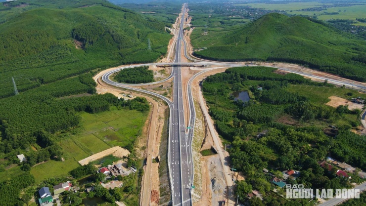 Ngắm đường cao tốc "xuyên núi, vượt sông" hơn 22.500 tỉ qua Quảng Trị trước giờ thông xe - 17
