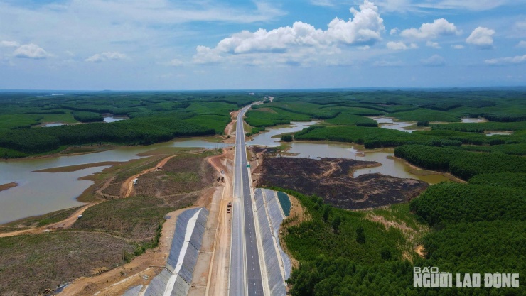 Ngắm đường cao tốc "xuyên núi, vượt sông" hơn 22.500 tỉ qua Quảng Trị trước giờ thông xe - 18