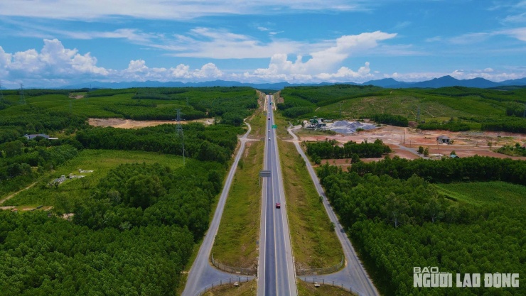Ngắm đường cao tốc "xuyên núi, vượt sông" hơn 22.500 tỉ qua Quảng Trị trước giờ thông xe - 20