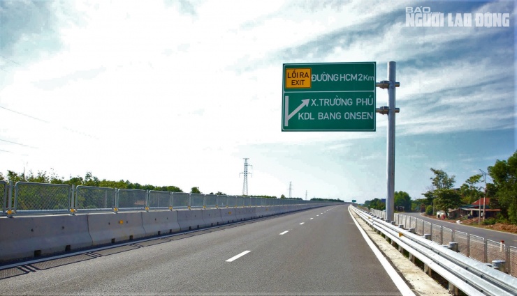 Ngắm đường cao tốc "xuyên núi, vượt sông" hơn 22.500 tỉ qua Quảng Trị trước giờ thông xe - 22