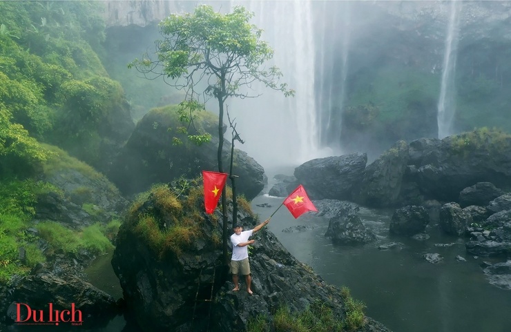 Kỳ lạ dòng thác khổng lồ giữa rừng che chở cho hàng ngàn con chim én - 15