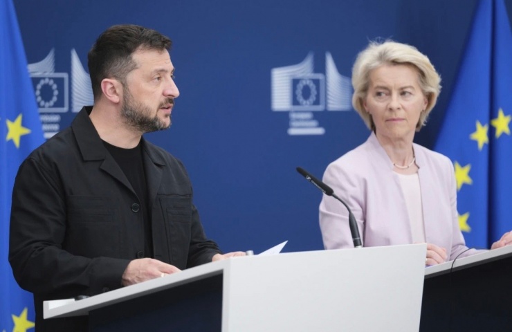 Tổng thống Ukraine Volodymir Zelensky phát biểu khi đứng cạnh Chủ tịch Ủy ban châu Âu Ursula von der Leyen, ngày 17/8. (Ảnh: AP)