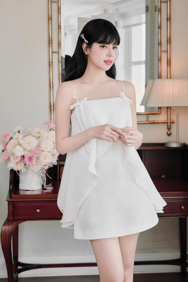 Trên trang cá nhân, Hoa hậu Thanh Thủy mới chia sẻ loạt ảnh làm người mẫu cho một thương hiệu thời trang nội địa. Gây bất ngờ nhất là bức hình nàng hậu mặc váy trắng và để tóc mái bằng.