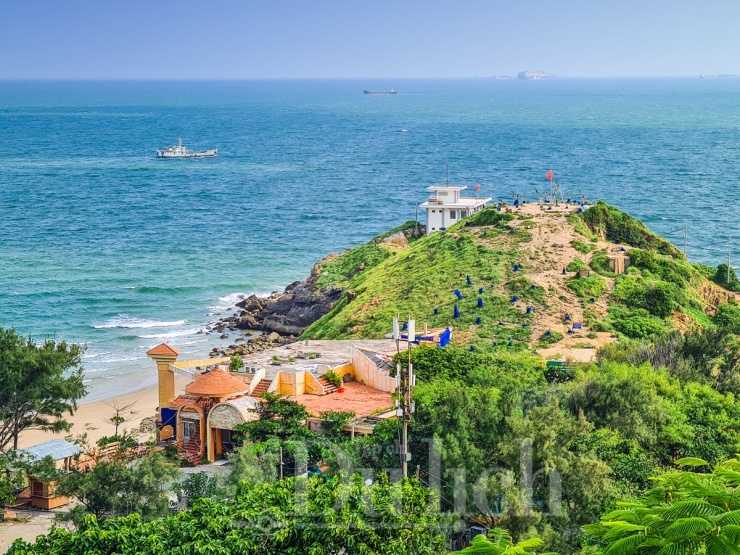 Từ trên hai cánh tay, có thể chiêm ngưỡng toàn cảnh Vũng Tàu với những bãi biển uốn lượn, những con đường tấp nập và những hòn đảo nhỏ xa xăm.