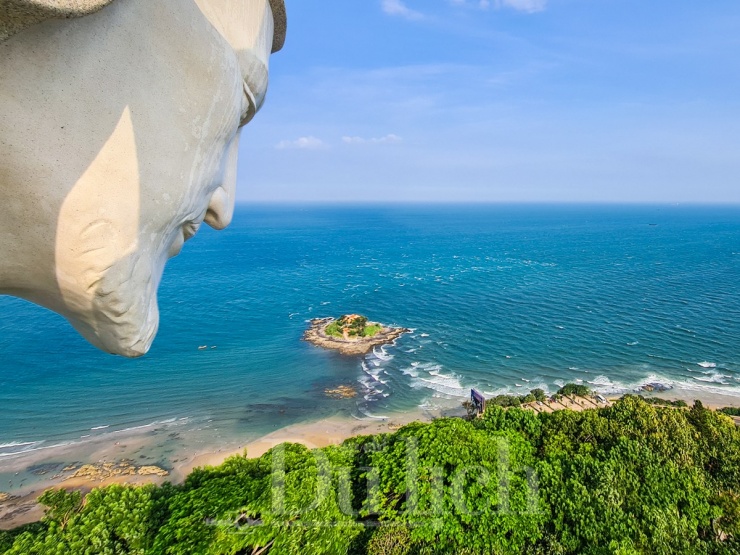 Tượng Chúa Kitô Vua có chiều cao lên đến 32 mét, sải tay dài 18.4 mét, đứng sừng sững trên đỉnh núi, nhìn ra biển Đông.