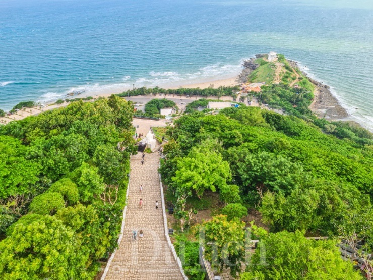 Đứng ở độ cao 170 mét so với mực nước biển, đôi tay Người mở rộng như ôm trọn cả đất trời, ôm cả sóng nước trắng xóa vỗ bờ và những triền cát cong.