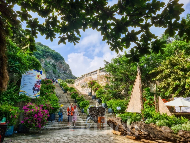Thỉnh thoảng, một bụi hoa nhỏ rực lên trong nắng, như chấm phá cho bức tranh thiên nhiên tuyệt sắc.