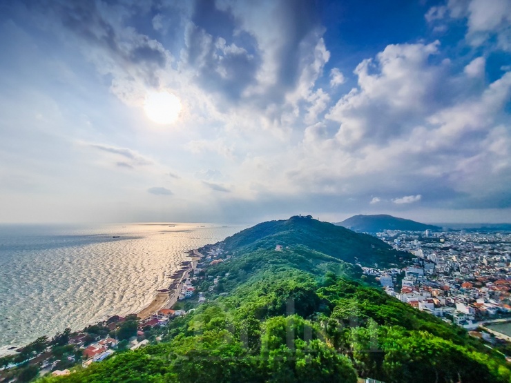 Từ vị trí trên vai, xa xa là hình ảnh của Núi Lớn hùng vĩ với nhiều công trình kiến trúc nổi tiếng như Bạch Dinh, Thích Ca Phật Đài...