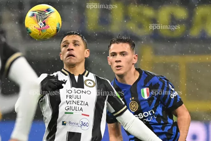 Sanchez (trái) khẳng định, "Tôi hối hận khi gia nhập MU từ Arsenal". ẢNH: EPA