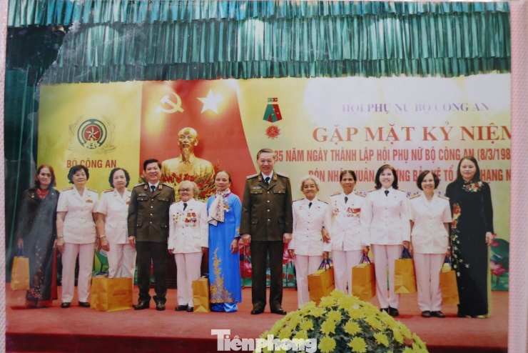 Cựu Thiếu tá Nguyễn Thị Minh Châu (áo dài xanh) tại buổi gặp mặt truyền thống Hội phụ nữ Bộ Công an