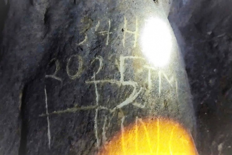 Trong lúc tìm kiếm, lực lượng chức năng phát hiện chữ khắc trên vách đá nghi của nam du khách