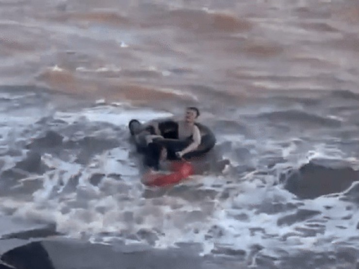 Khoảnh khắc 2 người hùng cứu 5 du khách gặp nạn khi tắm biển ở Ninh Bình