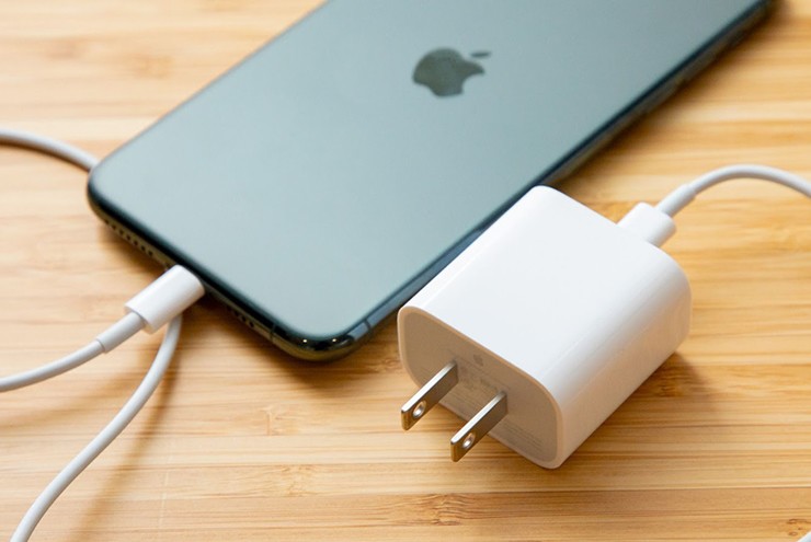Chi phí cho bộ sạc chính hãng Apple không phải là rẻ.