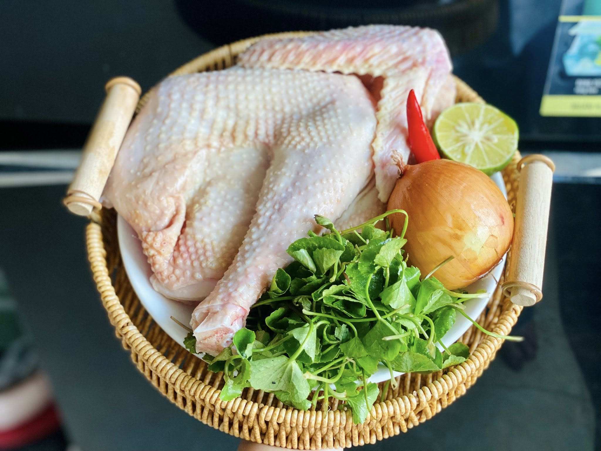 Gà rửa sạch cùng muối trắng rồi để ráo.&nbsp;Cho nước vào nồi thêm chút muối, vài lát gừng, hành củ đập dập. Đun sôi nước và thả thịt gà vào. Luộc trong 15 phút rồi trở mặt và ủ 5 phút.