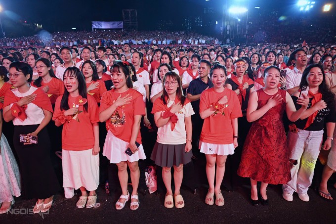 Gần giờ diễn ra sự kiện, ban tổ chức mở cửa tự do, giúp hàng nghìn khán giả không săn được vé có cơ hội theo dõi trực tiếp "concert quốc gia". Phần lớn khán giả mặc áo in hình cờ đỏ sao vàng hoặc quàng khăn in hình cờ Tổ quốc để thể hiện lòng yêu nước. Chương trình hướng đến kỷ niệm 80 Quốc khánh 2/9.