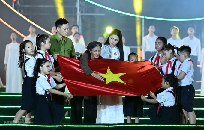 Hòa Minzy là một trong những nghệ sĩ được cổ vũ cuồng nhiệt nhất khi xuất hiện tại concert "Tự hào là người Việt Nam". Cô cùng các nghệ sĩ múa mang đến không khí lắng đọng, xúc động khi biểu diễn "Nỗi đau giữa hòa bình", ca khúc mới của nhạc sĩ Nguyễn Văn Chung, nói về hy sinh thầm lặng của những người mẹ, người vợ trong chiến tranh.